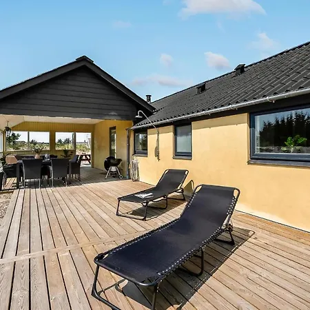 Three-bedroom In Hvide Sande Casa de Férias