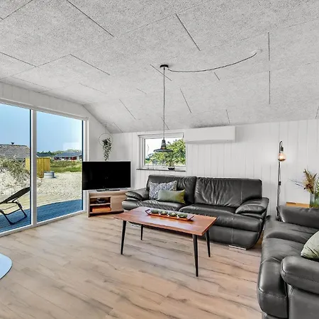 Three-bedroom In Hvide Sande *