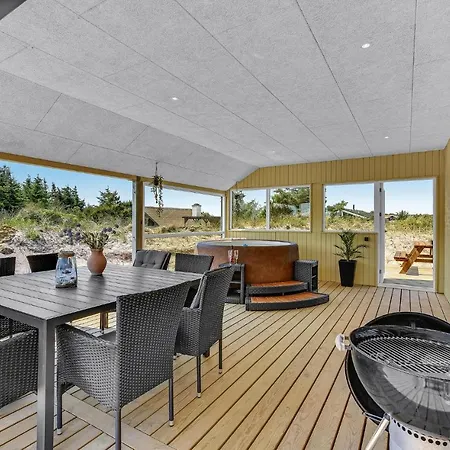 Three-bedroom In Hvide Sande Casa de Férias
