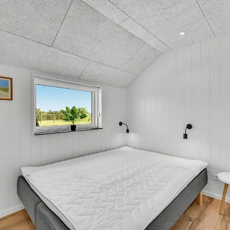 Three-bedroom In Hvide Sande *