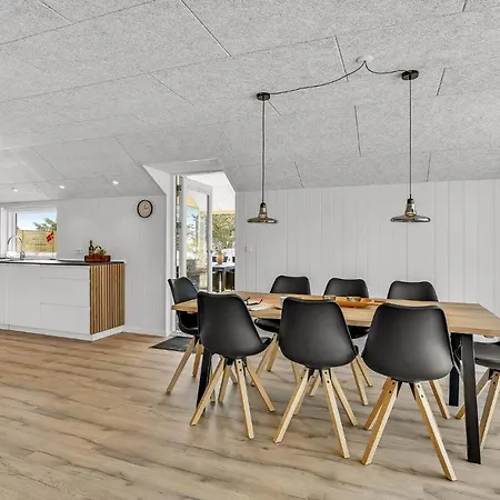 Three-bedroom In Hvide Sande *